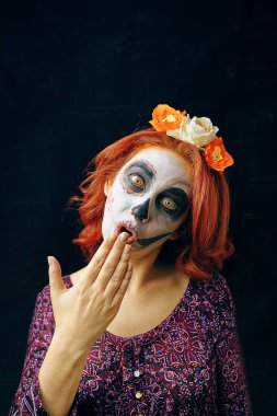 Ölü maskeli genç bir kadın. Kafatası sanatı..