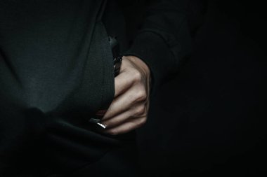 Adam ceketinin cebinde tabancayla tehdit ediyor..