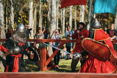 Kırmızılı şövalye, siyahlı şövalyeyle savaşıyor..