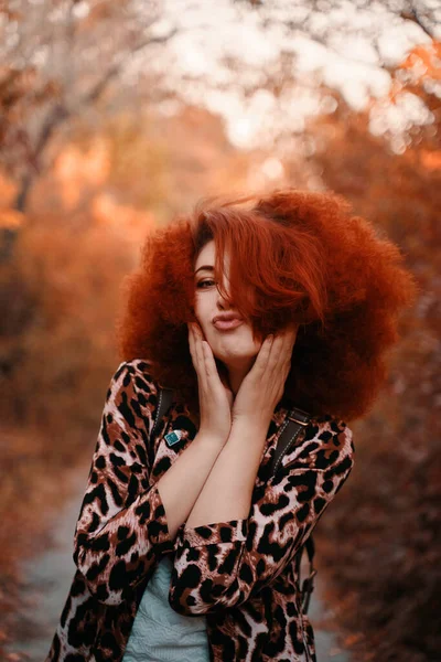 Femme avec des promenades afro dans le parc en automne. — Photo