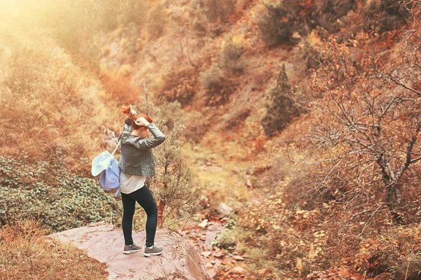 Escursionista femminile a piedi nella foresta di montagna. — Foto Stock