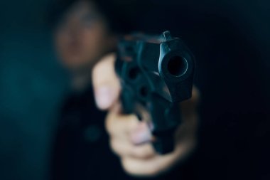 Silahlar erkeklerin elinde..