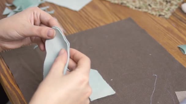 Homme coud des vêtements pour poupée chiffon. — Video