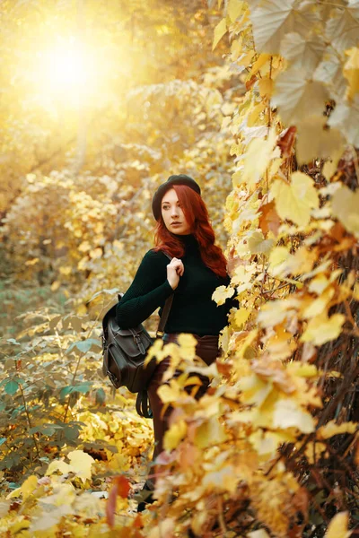 Femme aux cheveux roux élégant dans le parc d'automne. — Photo