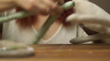 Kadınlar sevimli bir bez bebek dikiyor..