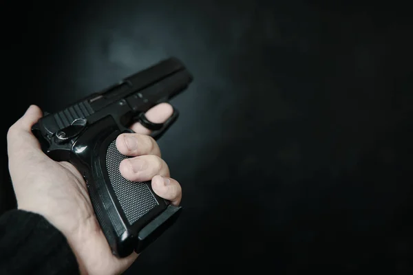 Första person syn på pistol. — Stockfoto