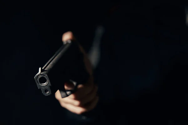 Närbild av svart pistol i handen. — Stockfoto