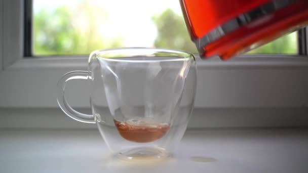 Cérémonie du thé du matin sur le rebord de la fenêtre blanche. — Video