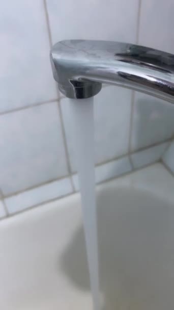 El agua del grifo se vierte en una jarra de vidrio. — Vídeos de Stock