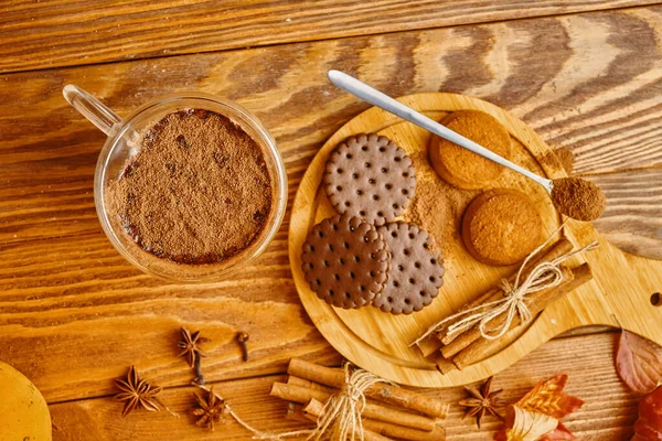 Leite e biscoito na mesa. — Fotografia de Stock