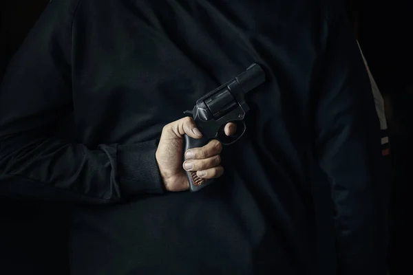 Egy férfi pisztollyal a hátán.. — Stock Fotó