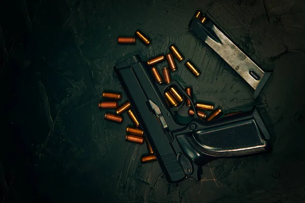 Armas de fuego automáticas con balas. — Foto de Stock