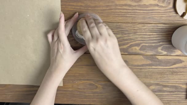 Vrouw versiert ambachtelijk papier met aardappelen. — Stockvideo