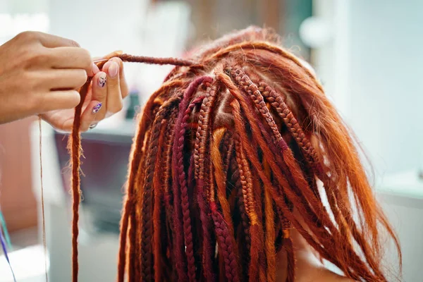 Close up of braiding process african plaits with colored kanekalon. — Stock Photo, Image