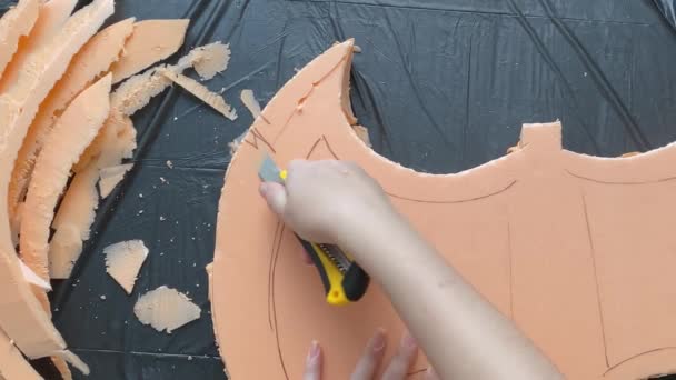 Frau bastelt Wikingerbeil für Cosplay-Festival. — Stockvideo