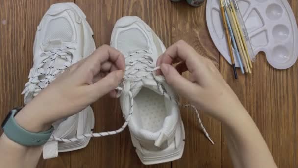 女性从运动鞋中抽出鞋带的头像. — 图库视频影像