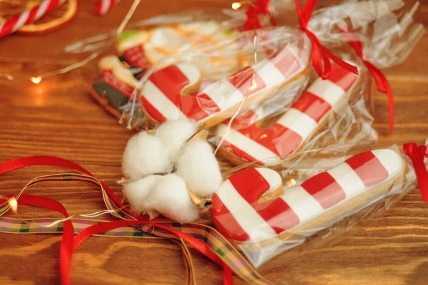 Lebkuchen in Form von Zuckerrohr auf Holztisch. — Stockfoto