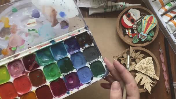 Personen Hände mischen Aquarelle und Wasser mit Pinsel. — Stockvideo