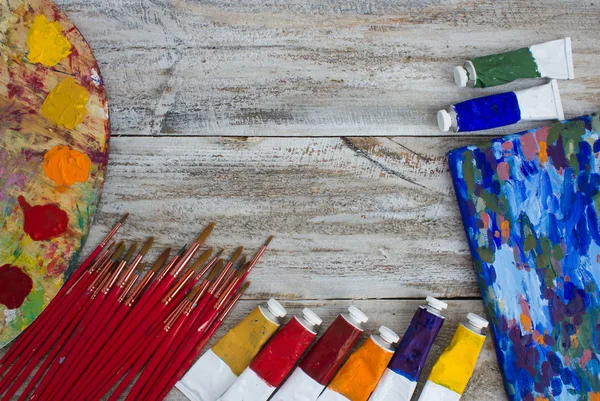 Pincéis, pintura, paleta sobre fundo de madeira — Fotografia de Stock