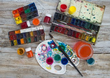 Suluboya boya, fırça ve palet.