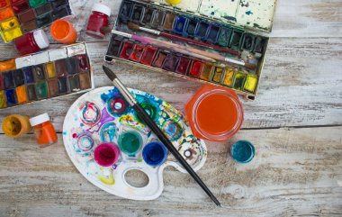 Suluboya boya, fırça ve palet.