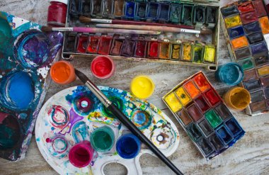 Suluboya boya, fırça ve palet.