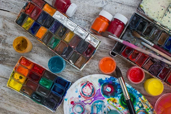 Akvarelové barvy, štětce a paleta. — Stock fotografie