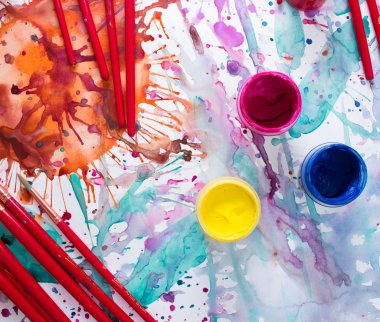 Fırçalar ve arka plan boyalı suluboya.