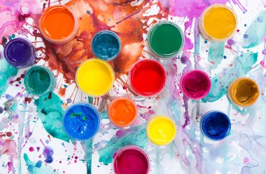 Fırçalar ve arka plan boyalı suluboya.