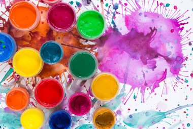 Fırçalar ve arka plan boyalı suluboya.