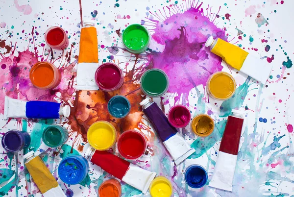 Farben, Pinsel und Aquarell gemalten Hintergrund. — Stockfoto
