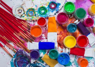 Fırçalar ve arka plan boyalı suluboya palet. 