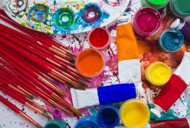 Fırçalar ve arka plan boyalı suluboya palet. 