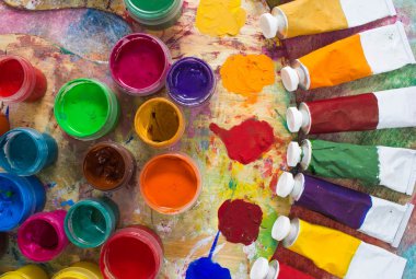 Fırçalar ve renkli arka plan üzerinde paleti.