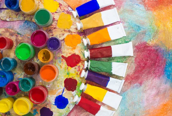 Verf, penselen en palet op de kleurrijke achtergrond. — Stockfoto