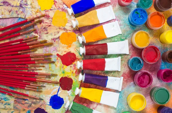 Verf, penselen en palet op de kleurrijke achtergrond. — Stockfoto