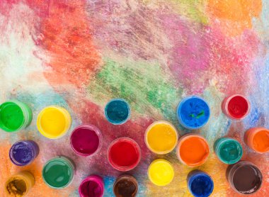 Renkli arka plan üzerinde boyalar. 