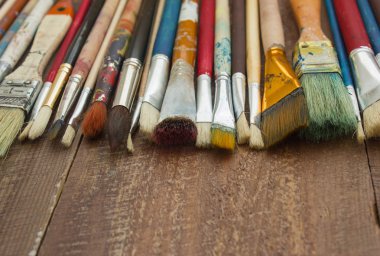 Fırçalar ahşap arka plan üzerinde. 