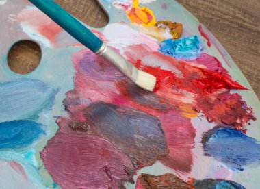 Fırça ve boya renkleri. 