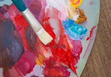 Fırça ve boya renkleri. 