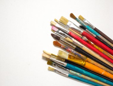 Beyaz bir tuval üzerine fırça. 