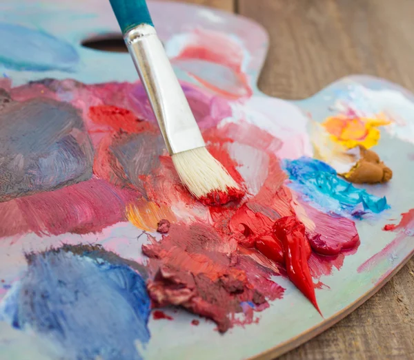 The brush and palette of paints. — Stock Photo, Image