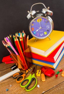 Çalar saat, kitap, kalem, kurşun kalem. 