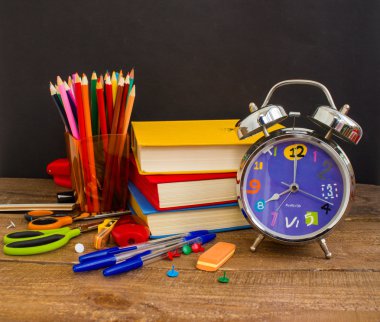 Çalar saat, kitap, kalem, kurşun kalem. 