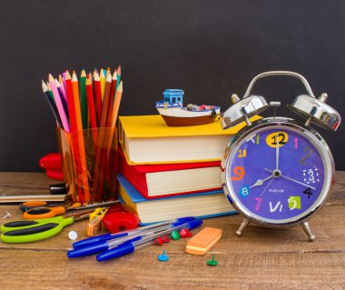 Çalar saat, kitap, kalem, kurşun kalem. 