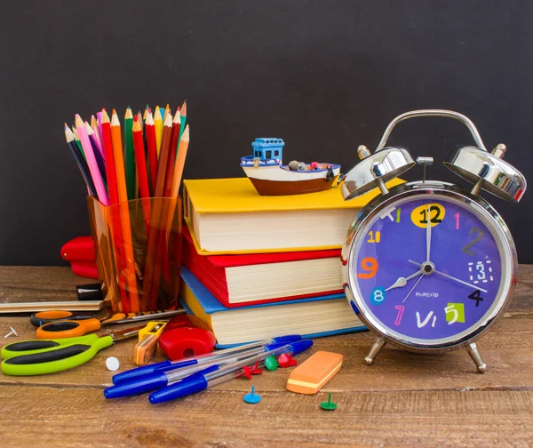 Çalar saat, kitap, kalem, kurşun kalem. 