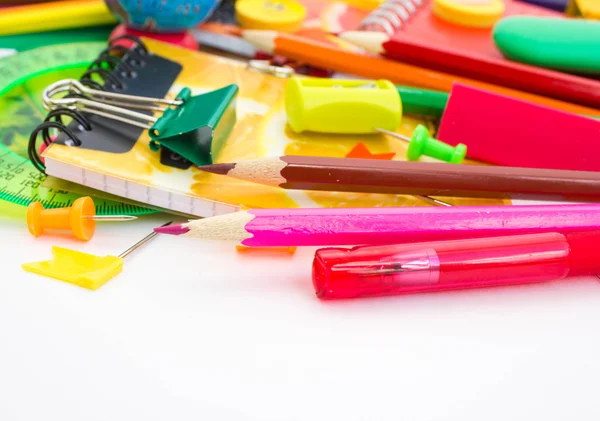 Ручки, олівці, естакади з смайликами, набір блокнотів — стокове фото