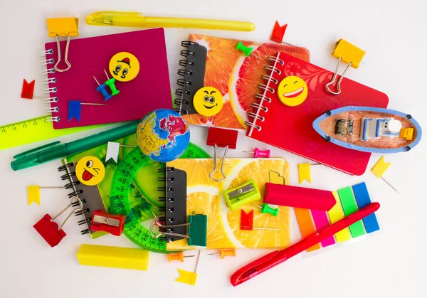 Bolígrafos, lápices, borradores con emoticonos, un conjunto de cuadernos —  Fotos de Stock