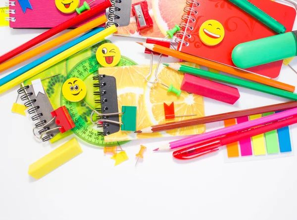 Canetas, lápis, borrachas, com sorrisos e um conjunto de cadernos . — Fotografia de Stock