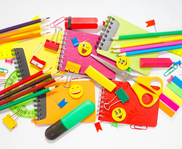 Canetas, lápis, borrachas, com sorrisos e um conjunto de cadernos . — Fotografia de Stock
